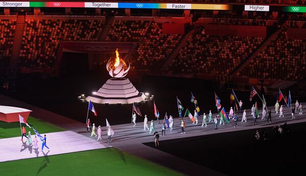 Парад атлетов на торжественной церемонии закрытия XXXII летних Олимпийских игр в Токио - Sputnik Кыргызстан