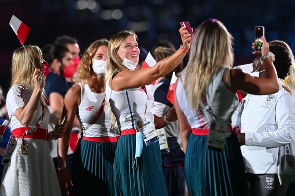 Польские атлеты на торжественной церемонии закрытия XXXII летних Олимпийских игр в Токио - Sputnik Кыргызстан