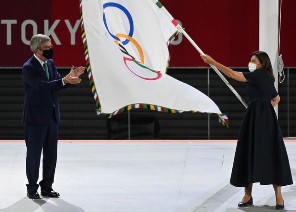 Президент МОК Томас Бах и мэр Парижа Анн Идальго на торжественной церемонии закрытия XXXII летних Олимпийских игр в Токио  - Sputnik Кыргызстан