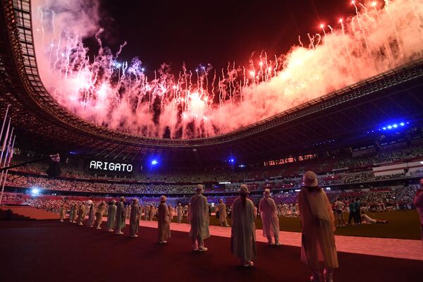 Салют на торжественной церемонии закрытия XXXII летних Олимпийских игр в Токио на Национальном олимпийском стадионе  - Sputnik Кыргызстан
