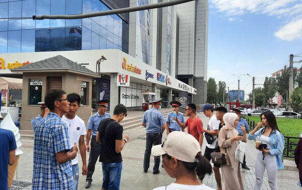 Милиция оцепила ЦУМ Айчурек в Бишкеке - Sputnik Кыргызстан