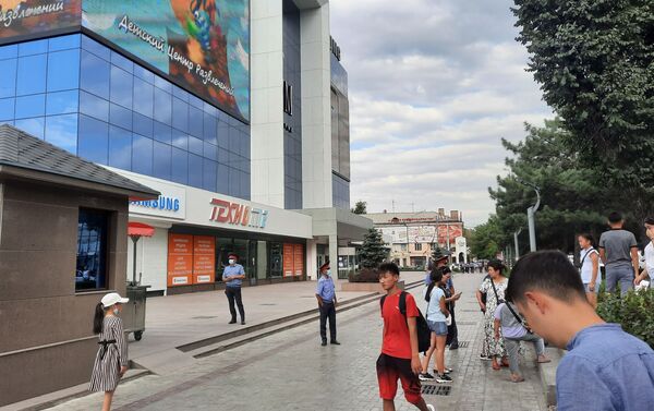 Как сообщает корреспондент Sputnik Кыргызстан с места событий, посетителей и работников торгового центра эвакуировали - Sputnik Кыргызстан