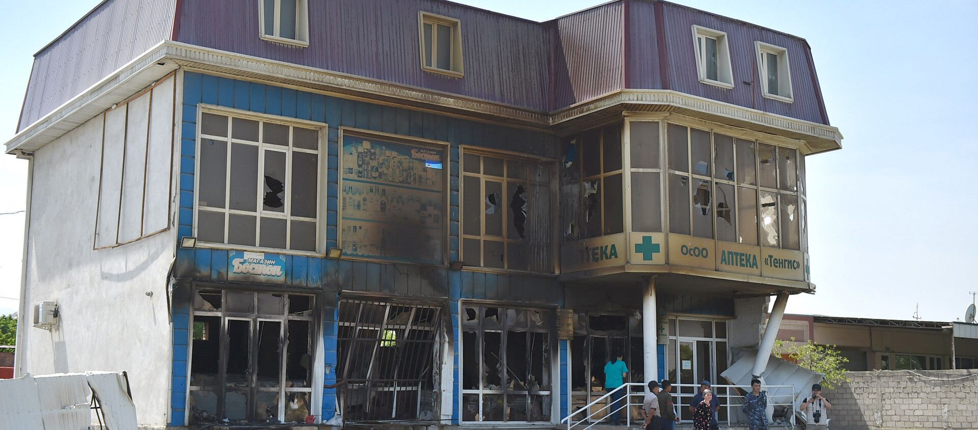 Разрушенное здание в Баткенской области разрушенное в ходе приграничного конфликта на кыргызско-таджикской границе - Sputnik Кыргызстан, 1920, 09.08.2021