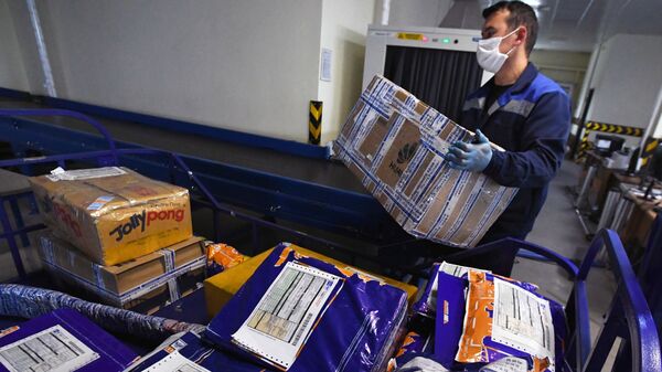 Сотрудник почтового таможенного поста во время разгрузки почтовых отправлений. Архивное фото - Sputnik Кыргызстан