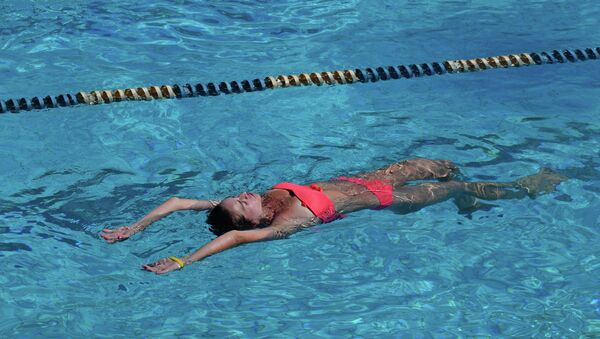 Девушка плавает в бассейне. Архивное фото - Sputnik Кыргызстан