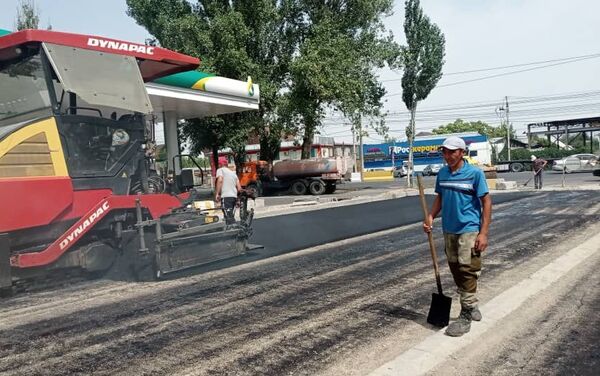 Сейчас муниципальное предприятие Бишкекасфальтсервис продолжает капитальный ремонт на отрезках 13 улиц. - Sputnik Кыргызстан