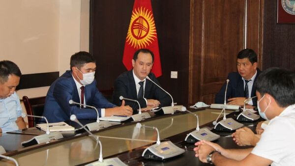 Назначенный министром транспорта и коммуникаций Кыргызстана Эркинбек Осоев (в центре) - Sputnik Кыргызстан
