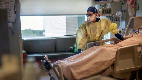 Врач осматривает пациента с коронавирусной болезнью (COVID-19) в медицинском центре в Луизиане, США. Архивное фото - Sputnik Кыргызстан