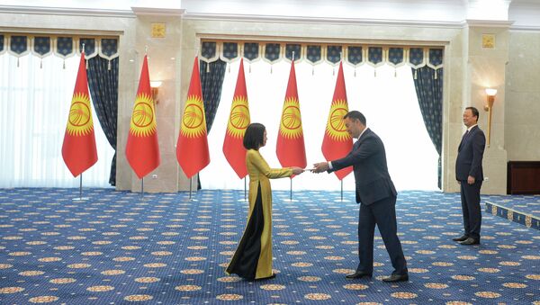 Президент Садыр Жапаров бүгүн, 11-августта, сегиз өлкөнүн жаңы элчилери менен жолугуп, ишеним грамоталарын кабыл алды - Sputnik Кыргызстан