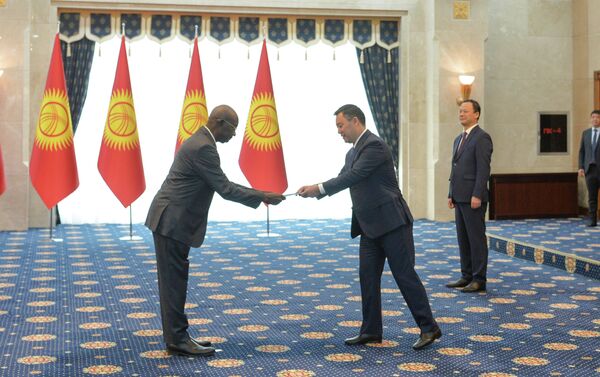 Жапаров элчилердин дипломатиялык ишмердүүлүгүнө ар тараптуу жардам көрсөтүүгө даяр экенин айтты - Sputnik Кыргызстан