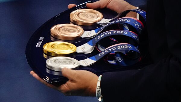 Комплект медалей для награждения призеров соревнований на летних Олимпийских играх в Токио - Sputnik Кыргызстан
