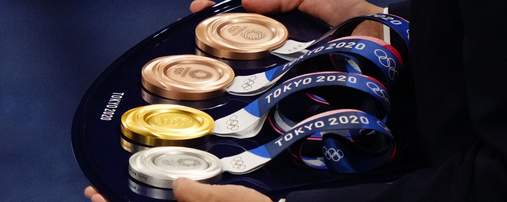 Комплект медалей для награждения призеров соревнований на летних Олимпийских играх в Токио - Sputnik Кыргызстан, 1920, 12.08.2021
