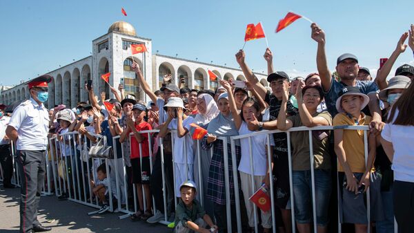 Люди на праздничном мероприятии на площади Ала-Тоо в Бишкеке. Архивное фото - Sputnik Кыргызстан