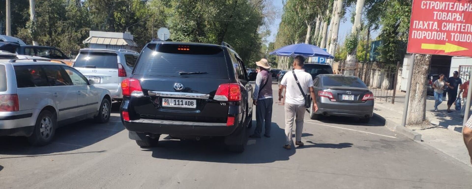 В Бишкеке возле рынка Мадина задержали нелегальных парковщиков - Sputnik Кыргызстан, 1920, 12.08.2021