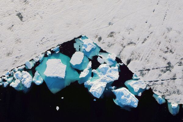Осколки айсберга в Гренландии  - Sputnik Кыргызстан