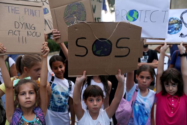 Дети с плакатами во время посвященных изменению климата протестов на Кипре  - Sputnik Кыргызстан