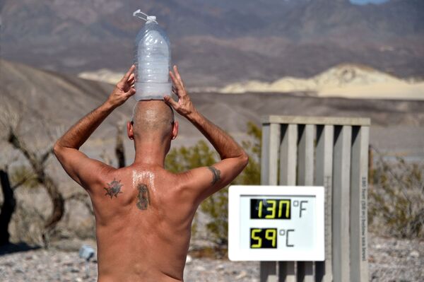 Мужчина с бутылкой льда на голове во время высокой температуры в Долине Смерти, Калифорния  - Sputnik Кыргызстан