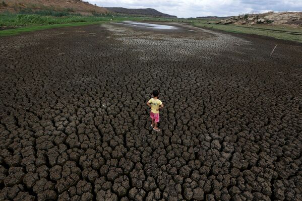 Покрытая трещинами земля резервуара Boqueirao в Бразилии  - Sputnik Кыргызстан