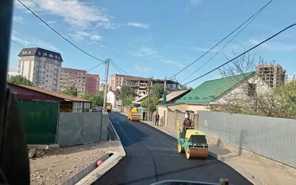 Внутридворовую дорогу в микрорайоне № 4 заасфальтировали, ее ширина составила 4,5 метра. - Sputnik Кыргызстан