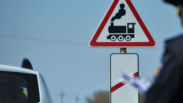 Дорожный знак железнодорожный переезд. Архивное фото - Sputnik Кыргызстан