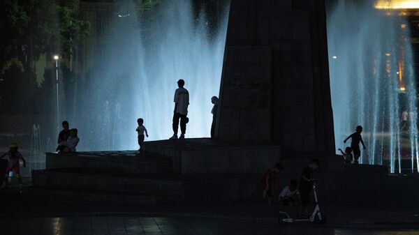 Дети играют у фонтанов в ночное время. Архивное фото - Sputnik Кыргызстан