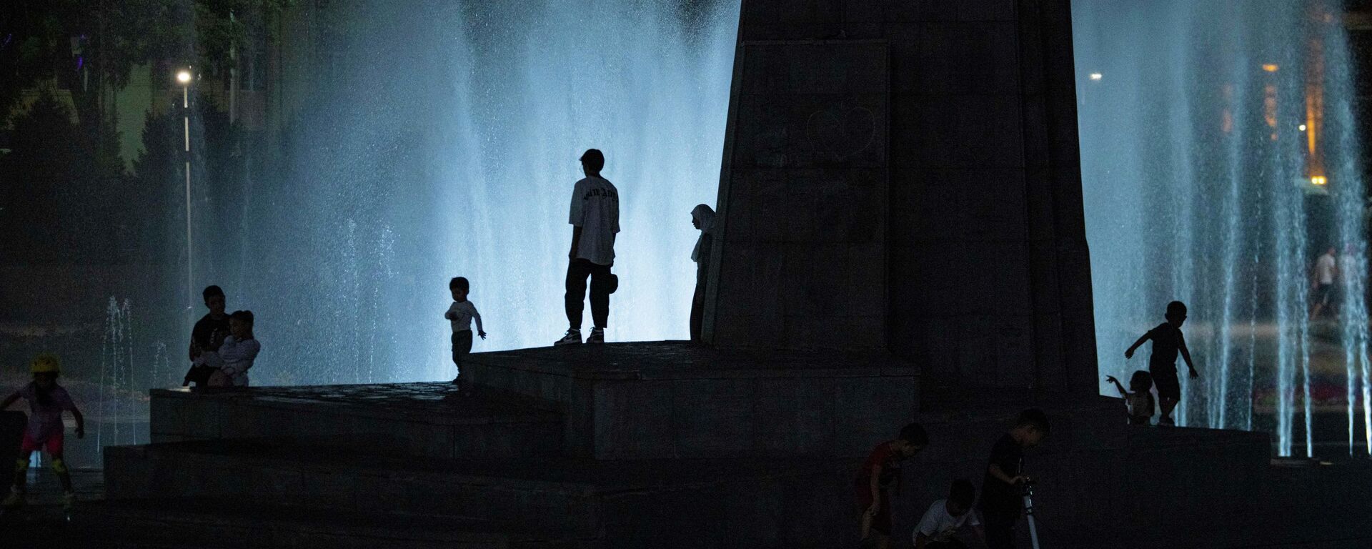 Дети у фонтанов в Бишкеке в ночное время. Архивное фото - Sputnik Кыргызстан, 1920, 04.05.2023