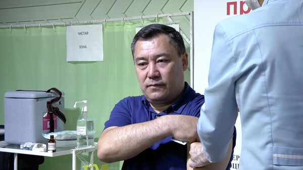 Садыр Жапаров получил вторую прививку от COVID — видео - Sputnik Кыргызстан