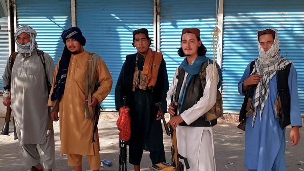 Боевики Талибана стоят на страже в городе Кундуз на севере Афганистана - Sputnik Кыргызстан