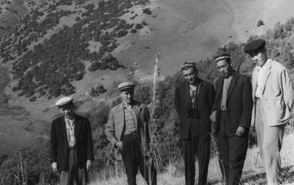 Насирдин Исанов (второй слева) отдыхает с односельчанами. Ошская область, Ноокатский район. 1968 г. - Sputnik Кыргызстан