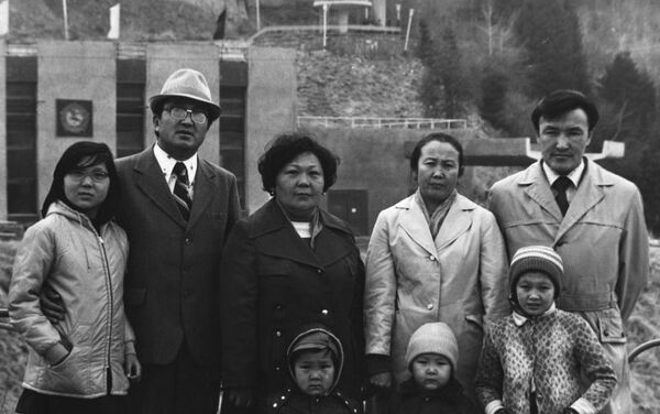 Насирдин Исанов (первый справа) с семьей. Алматы-Аты. 1978 г.  - Sputnik Кыргызстан