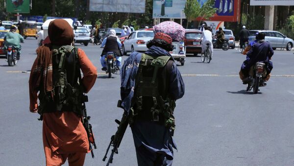 Боевики Талибана патрулируют улицу в Герате, Афганистан. 14 августа 2021 года - Sputnik Кыргызстан