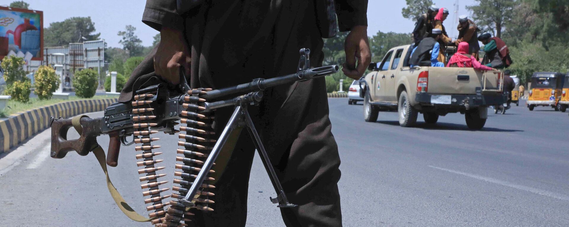 Боевики Талибана патрулируют улицу в Герате, Афганистан. 14 августа 2021 года - Sputnik Кыргызстан, 1920, 15.08.2021