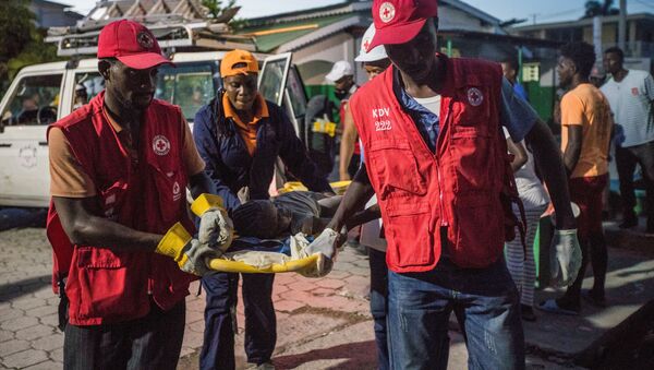  Спасатели с пострадавшей девочкой во время землетрясения на Гаити - Sputnik Кыргызстан