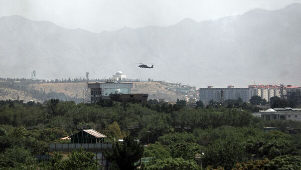 Военный вертолет пролетает над городом Кабул, Афганистан. 15 августа 2021 года - Sputnik Кыргызстан