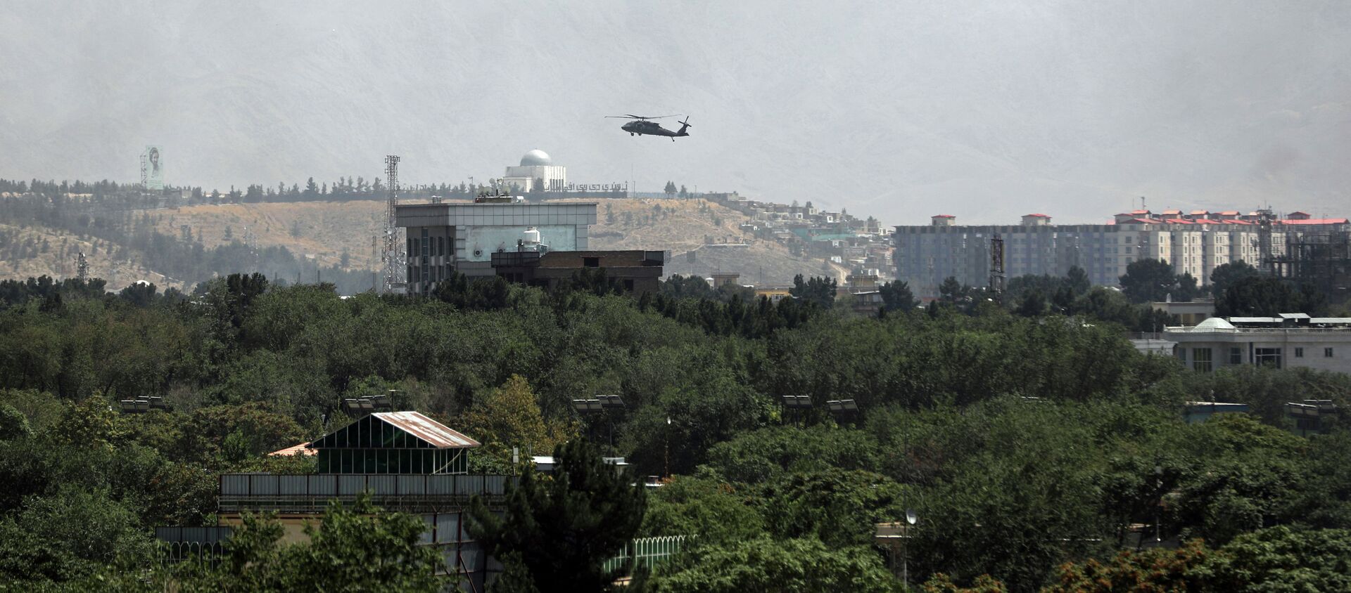 Военный вертолет пролетает над городом Кабул, Афганистан. 15 августа 2021 года - Sputnik Кыргызстан, 1920, 15.08.2021