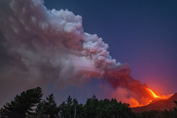 Извержение вулкана Этна на Сицилии - Sputnik Кыргызстан