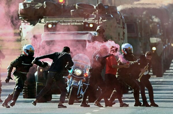 Бразилиядагы полиция менен митингчилердин кагылышуусу. Окуя президенттин сарайынын алдында аскердик парад өтүп жатканда болгон - Sputnik Кыргызстан