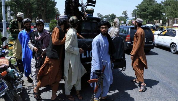 Боевики Талибана патрулируют улицу в Герате, Афганистан. Архивное фото - Sputnik Кыргызстан