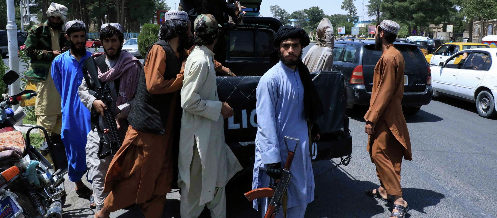 Боевики Талибана патрулируют улицу в Герате, Афганистан. 14 августа 2021 года - Sputnik Кыргызстан, 1920, 15.08.2021