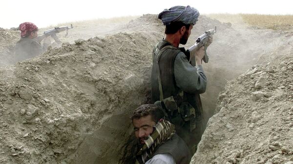 Ок атып жаткан Талибан кыймылынын мүчөлөрү. Архив - Sputnik Кыргызстан