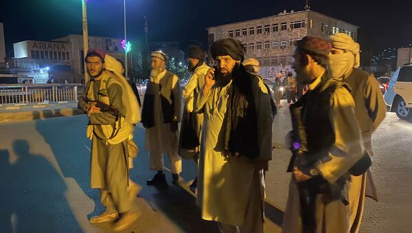 Боевики Талибана около президентского дворца в Кабуле, Афганистан, 15 августа 2021 года - Sputnik Кыргызстан