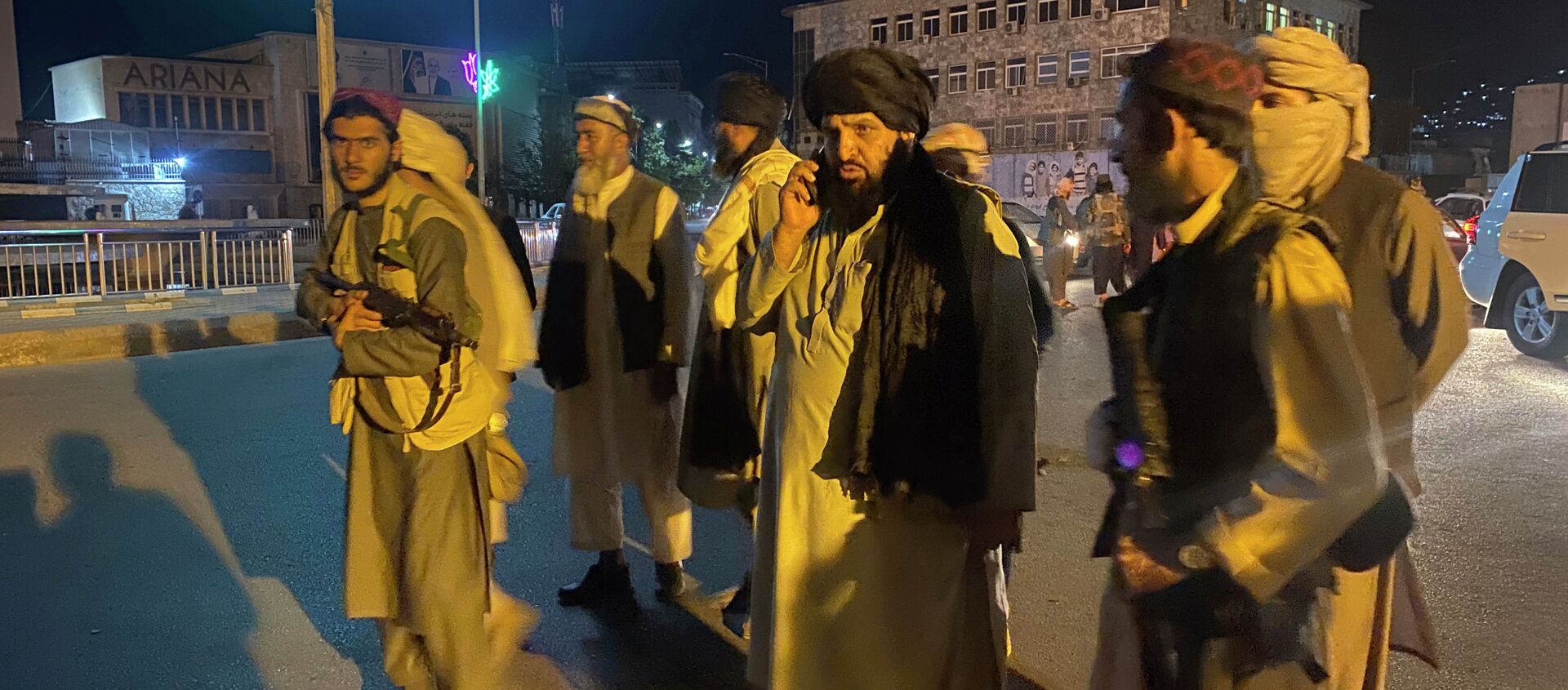 Боевики Талибана около президентского дворца в Кабуле, Афганистан, 15 августа 2021 года - Sputnik Кыргызстан, 1920, 16.08.2021