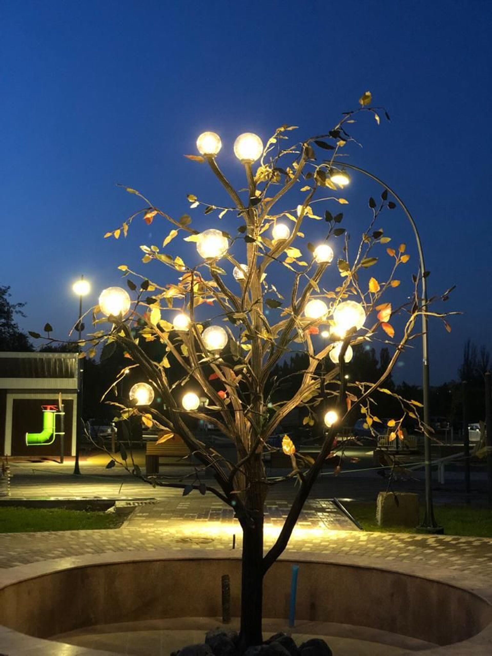 В бишкекском парке появилось Дерево энергии, оно светится — фото - Sputnik Кыргызстан, 1920, 16.08.2021