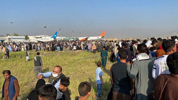 Афганцы толпятся в аэропорту, ожидая вылета из Кабула. 16 августа 2021 года - Sputnik Кыргызстан