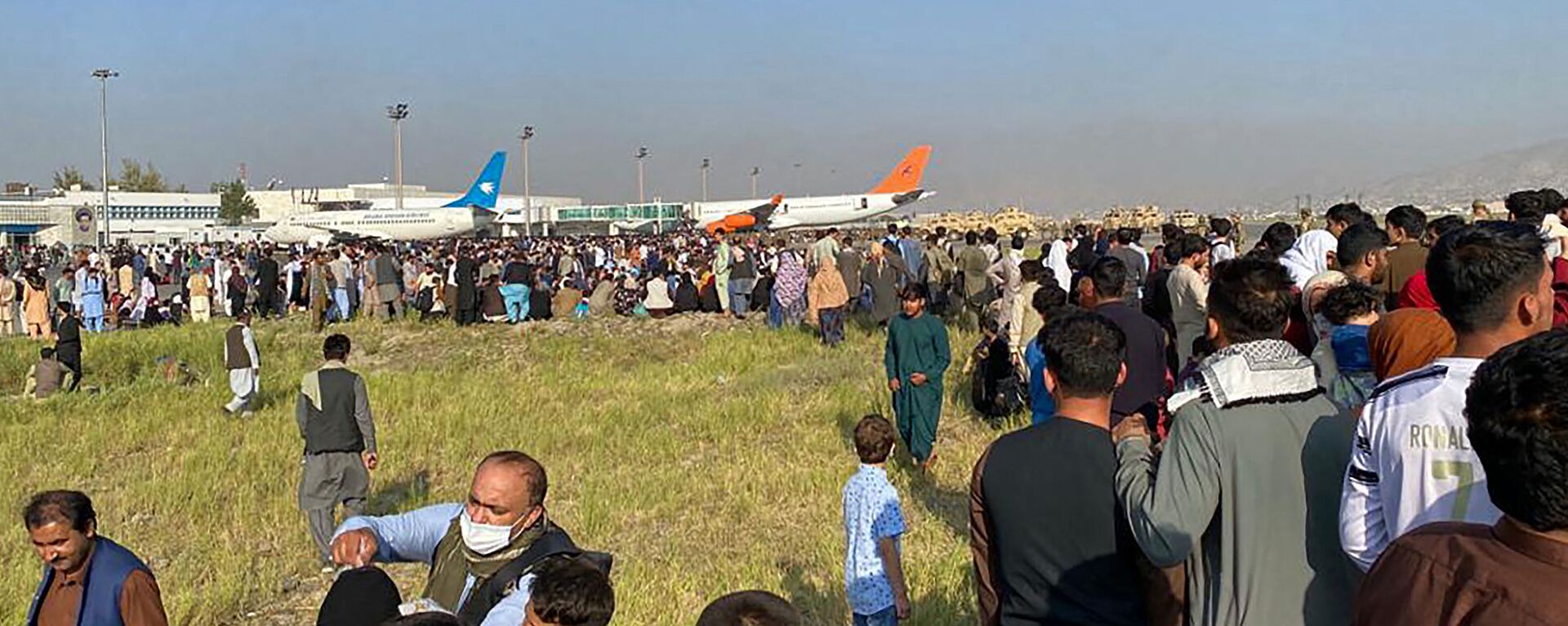 Афганцы толпятся в аэропорту, ожидая вылета из Кабула. 16 августа 2021 года - Sputnik Кыргызстан, 1920, 16.08.2021