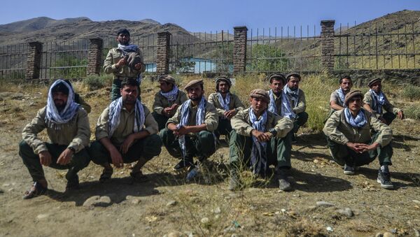 Молодые люди, которых пришли на службу в Силы безопасности Афганистана, сидят на дороге в провинции Панджшер. 15 августа 2021 года - Sputnik Кыргызстан