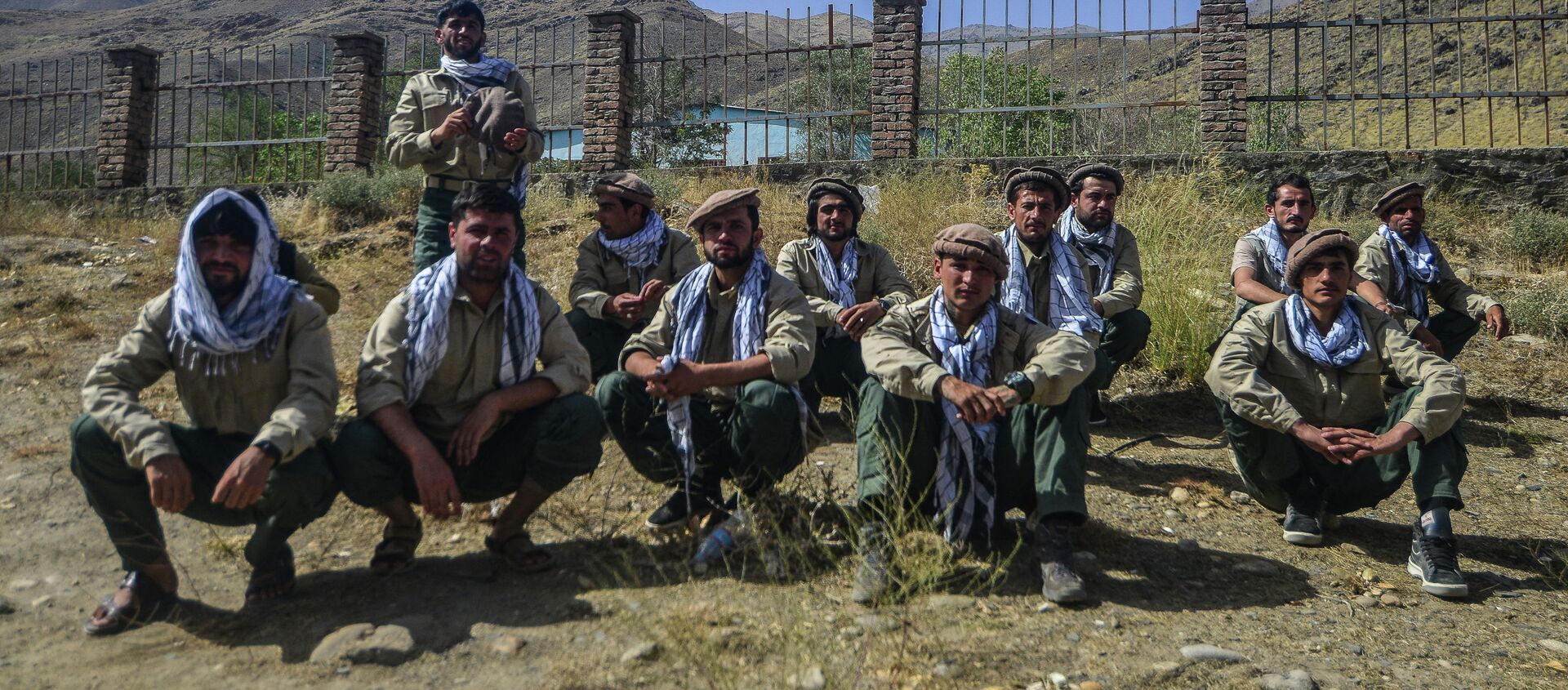 Молодые люди, которых пришли на службу в Силы безопасности Афганистана, сидят на дороге в провинции Панджшер. 15 августа 2021 года - Sputnik Кыргызстан, 1920, 16.08.2021