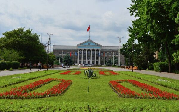 Работники муниципального предприятия Бишкекзеленхоз разбили 30 клумб в честь юбилея независимости Кыргызстана - Sputnik Кыргызстан