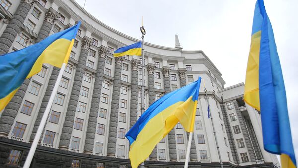 Флаг Украины у здания правительства. Архивное фото - Sputnik Кыргызстан