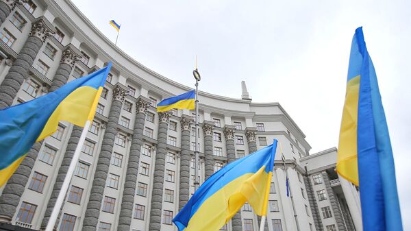 Флаг Украины у здания правительства. Архивное фото - Sputnik Кыргызстан